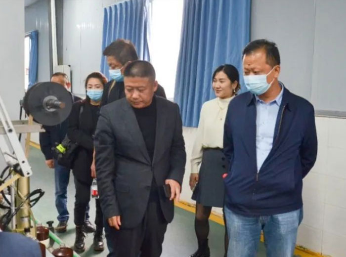四川全兴酒业领导莅临威尼斯98488玻璃集团交流